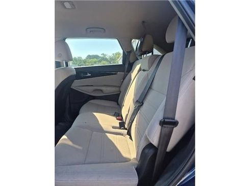 Used 2019 Kia Sorento FWD image 12