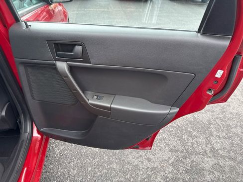 Used 2010 Ford Focus SE FWD image 22