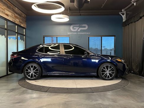 Used 2022 Toyota Camry SE image 2