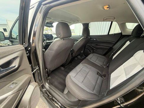 Used 2025 Chevrolet Trax LS w/ LS Convenience Package FWD image 5