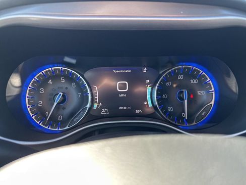 Used 2025 Chrysler Pacifica Select FWD image 17
