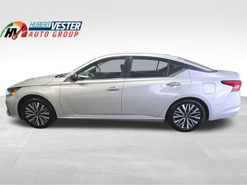 Used 2024 Nissan Altima 2.5 SV image 1