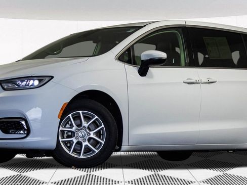 Used 2023 Chrysler Pacifica Touring-L image 2