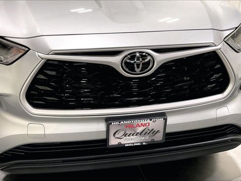 Used 2022 Toyota Highlander XLE AWD/4WD image 31