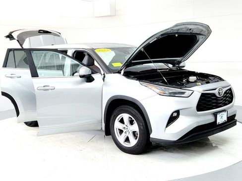 Used 2023 Toyota Highlander LE AWD/4WD image 12