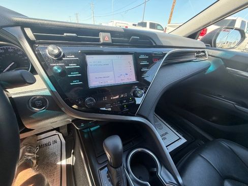 Used 2018 Toyota Camry XLE FWD image 15