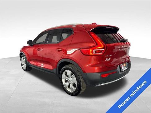 Used 2021 Volvo XC40 T5 Momentum image 7