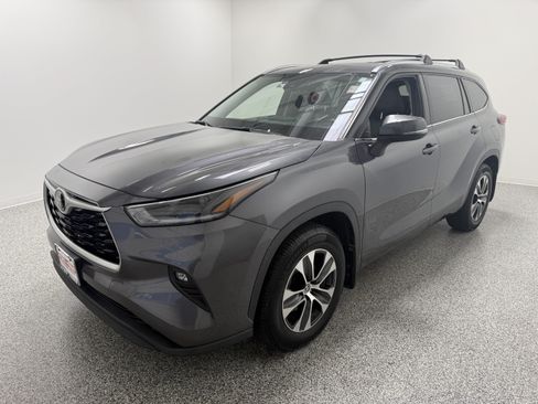 Used 2021 Toyota Highlander XLE FWD image 2