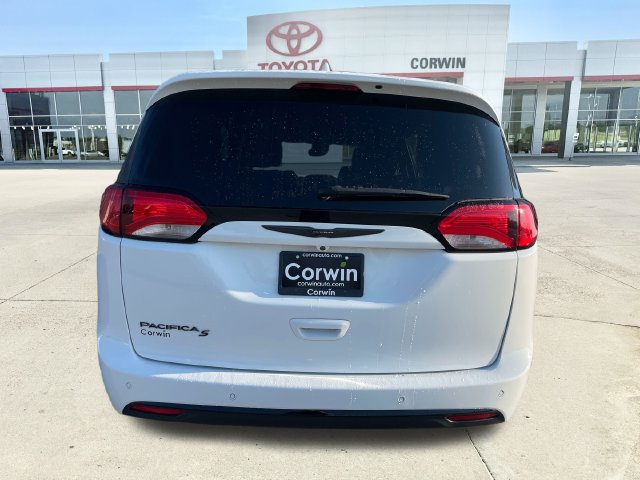 Used 2020 Chrysler Pacifica Touring-L Plus FWD image 4