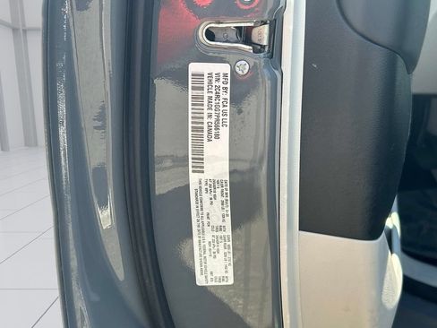 Used 2023 Chrysler Pacifica Limited FWD image 16