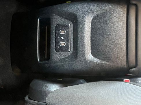 Certified 2025 Hyundai Venue SEL image 18