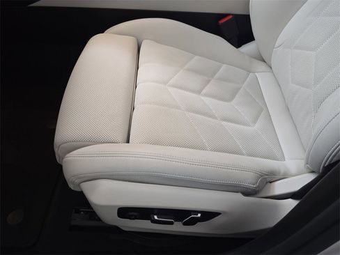 Used 2025 BMW 530i xDrive 530i xDrive w/ Premium Package image 32