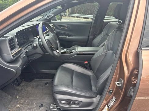 Used 2024 Toyota Crown Platinum AWD/4WD image 8