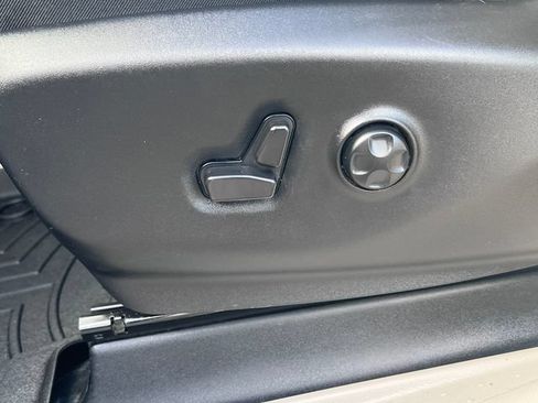 Used 2023 Chrysler Pacifica Limited FWD image 13