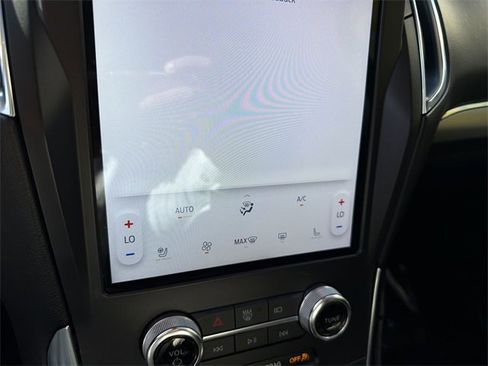 Used 2024 Ford Edge Titanium image 19