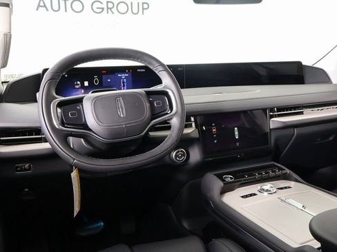 New 2026 Lincoln Navigator Premiere image 2