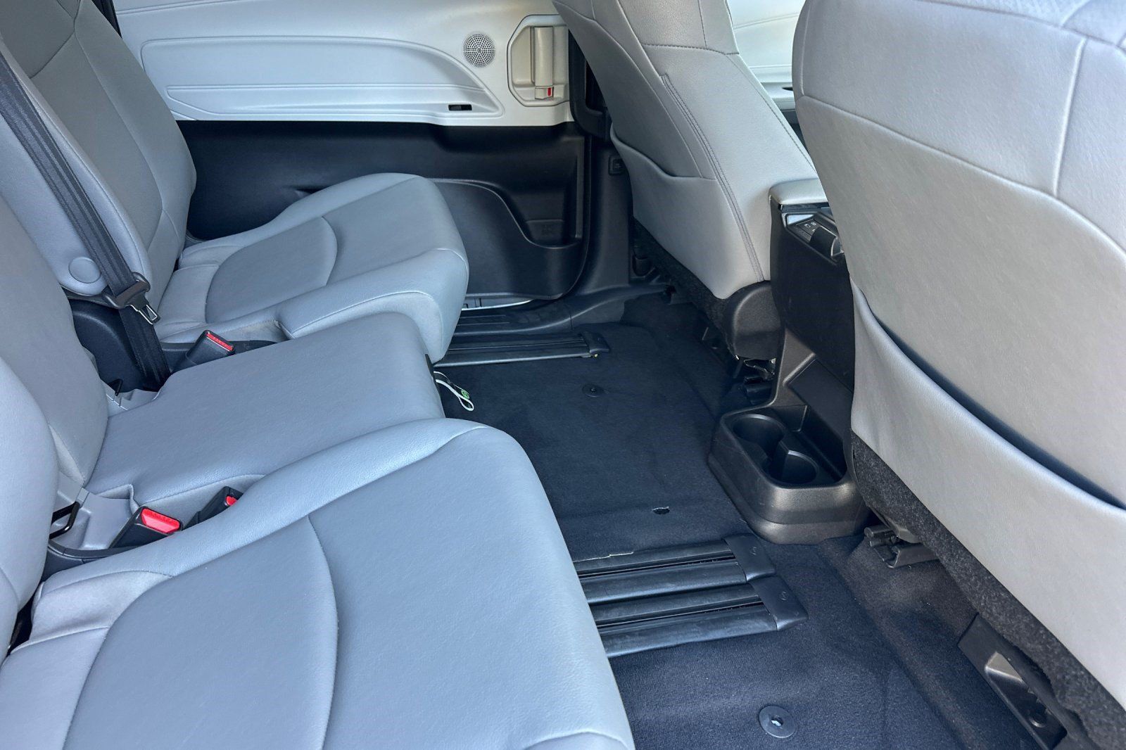 Used 2026 Toyota Sienna XLE FWD image 32
