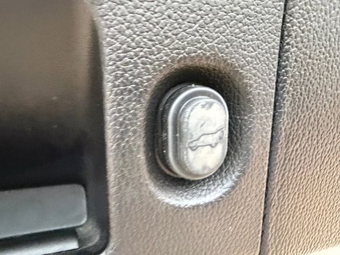 Used 2019 GMC Yukon XL Denali w/ Open Road Package image 27