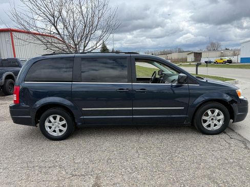 Used 2009 Chrysler Town & Country Touring FWD image 4