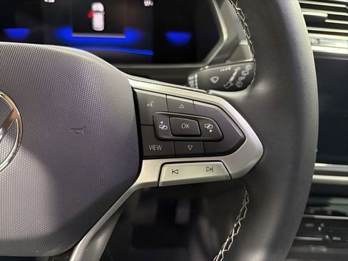 Used 2022 Volkswagen Tiguan SE w/ Panoramic Sunroof Package image 17