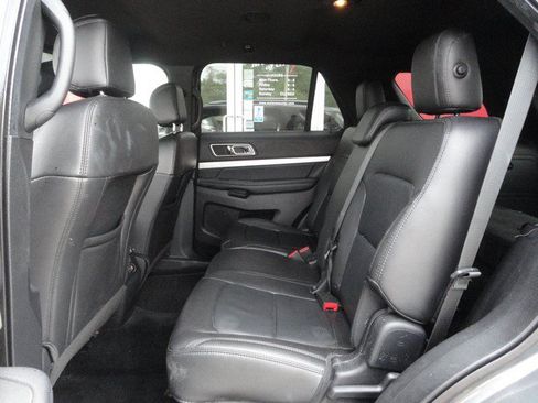 Used 2017 Ford Explorer XLT w/ Equipment Group 202A AWD/4WD image 9