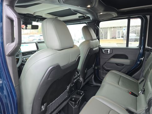 Used 2025 Jeep Gladiator Mojave image 17