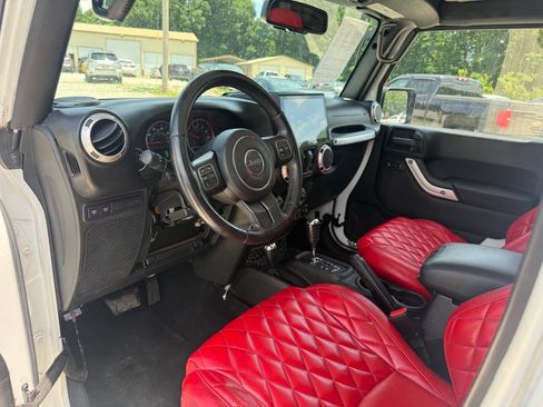 Used 2015 Jeep Wrangler Unlimited Rubicon w/ Dual Top Group AWD/4WD image 16