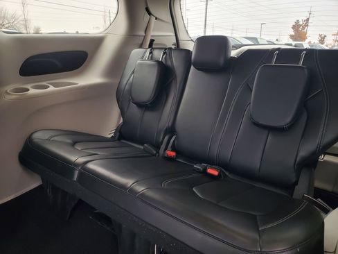 Used 2024 Chrysler Pacifica Touring-L FWD image 34