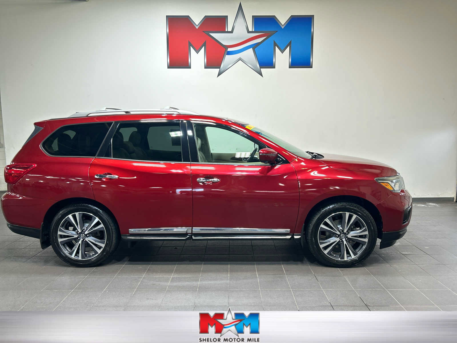 Used 2019 Nissan Pathfinder Platinum AWD/4WD image 1