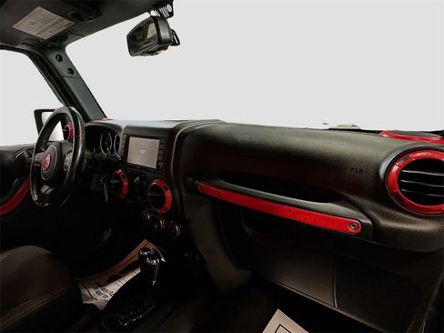 Used 2018 Jeep Wrangler Unlimited Sahara w/ Connectivity Group image 22