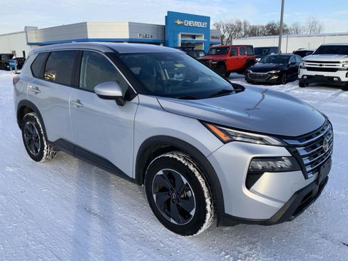 Used 2024 Nissan Rogue SV image 2