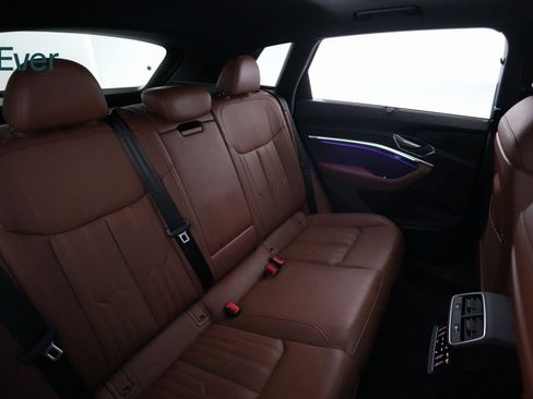 Used 2021 Audi e-tron Prestige w/ Prestige Package image 9