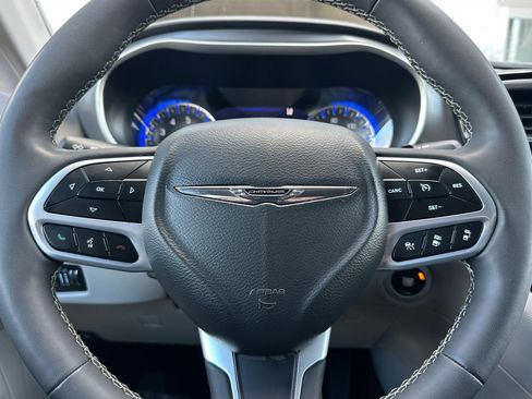Used 2024 Chrysler Pacifica Touring-L image 24