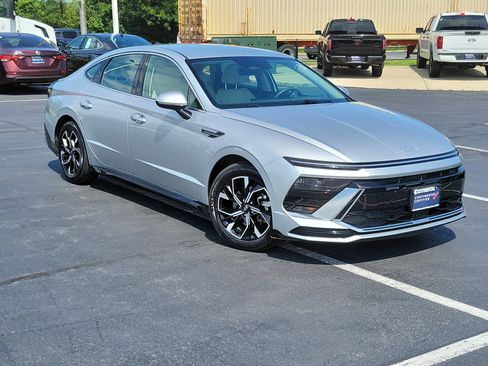 Used 2025 Hyundai Sonata SEL FWD image 2