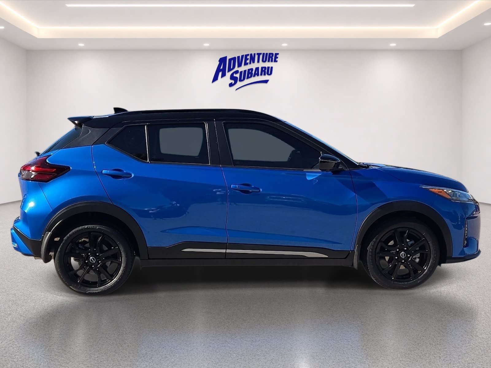 Used 2023 Nissan Kicks SR w/ SR Premium Package FWD image 7