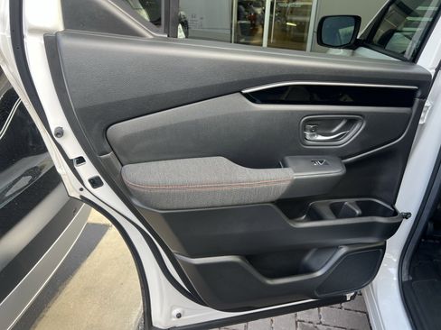 Used 2025 Honda Pilot Sport image 28