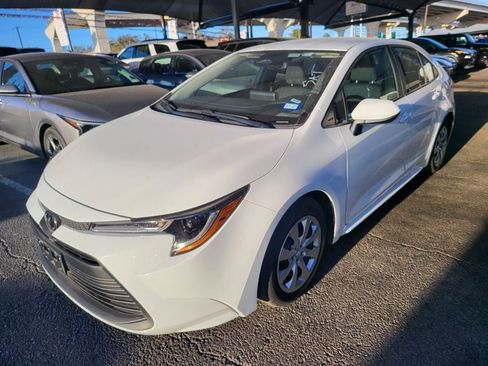 Used 2025 Toyota Corolla LE image 2