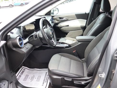 Used 2025 Chevrolet Trax LT w/ Driver Confidence Package FWD image 6