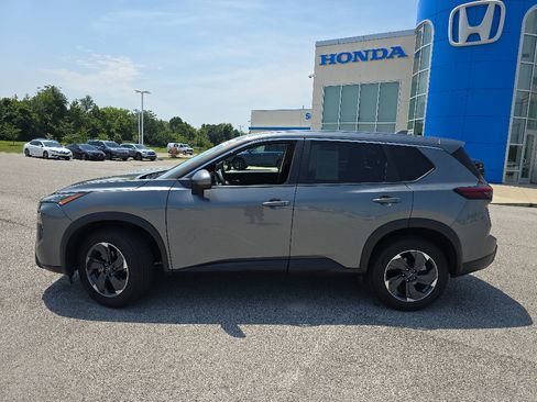 Used 2024 Nissan Rogue SV FWD image 10