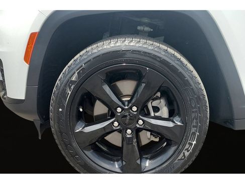 Used 2023 Jeep Grand Cherokee L Laredo AWD/4WD image 9