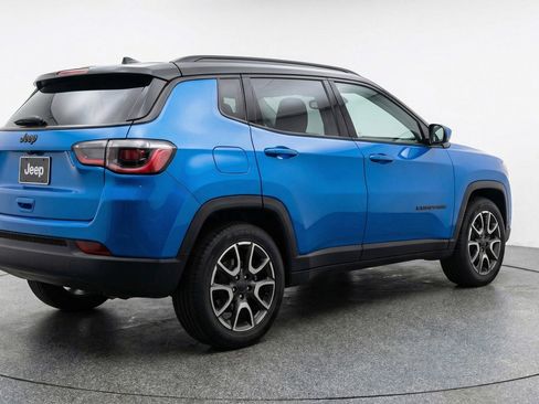 Used 2025 Jeep Compass Trailhawk AWD/4WD image 7