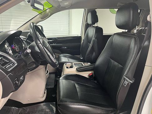 Used 2016 Chrysler Town & Country Touring image 10