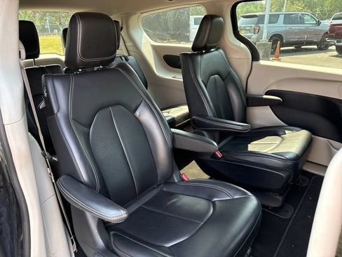 Used 2023 Chrysler Pacifica Touring-L FWD image 20