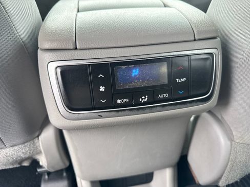 Used 2019 Toyota Highlander LE AWD/4WD image 35