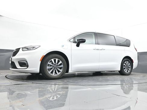 Used 2024 Chrysler Pacifica Limited FWD image 28