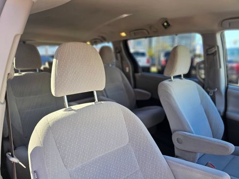 Used 2018 Toyota Sienna LE w/ Carpet Mat Package FWD image 24