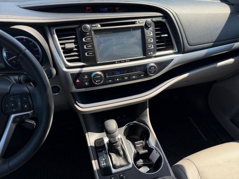 Used 2018 Toyota Highlander XLE image 15