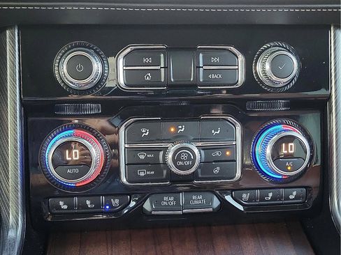 Used 2024 GMC Yukon XL Denali Ultimate AWD/4WD image 15