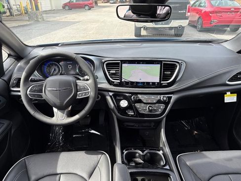 New 2026 Chrysler Pacifica Limited w/ Uconnect Theater Family Group AWD/4WD image 6