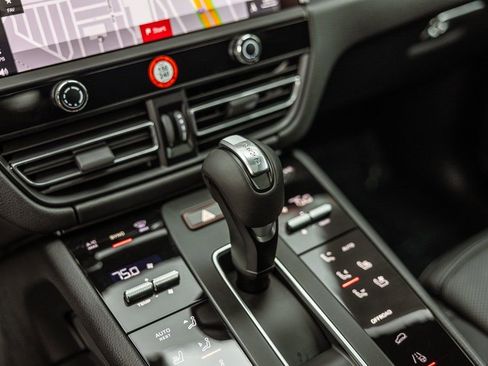 Certified 2025 Porsche Macan image 20